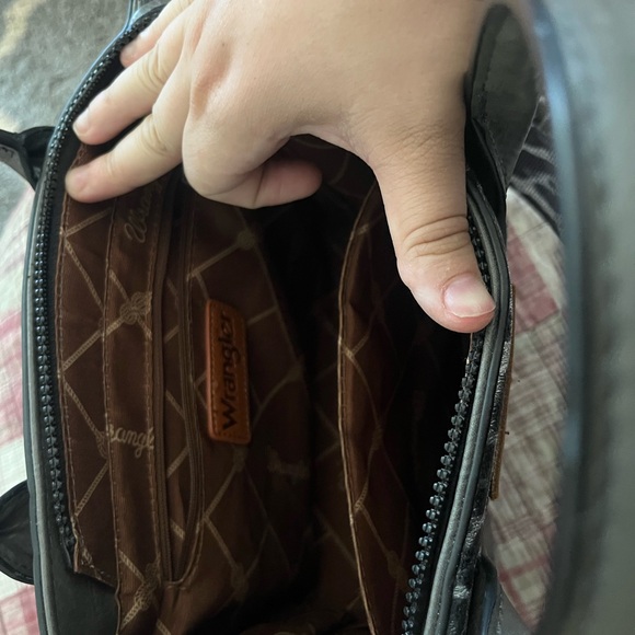 Wrangler Leopard Print Crossbody Bag in Black and Gray - Picture 5 of 6